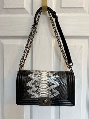 BNWT KC JAGGER shoulder / crossbody two way bag.